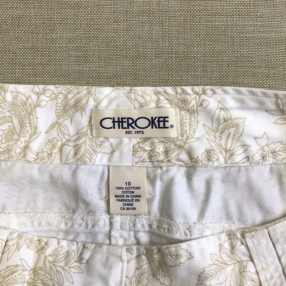Cherokee longer shorts white w/ brown flowers - Picture 5 of 13